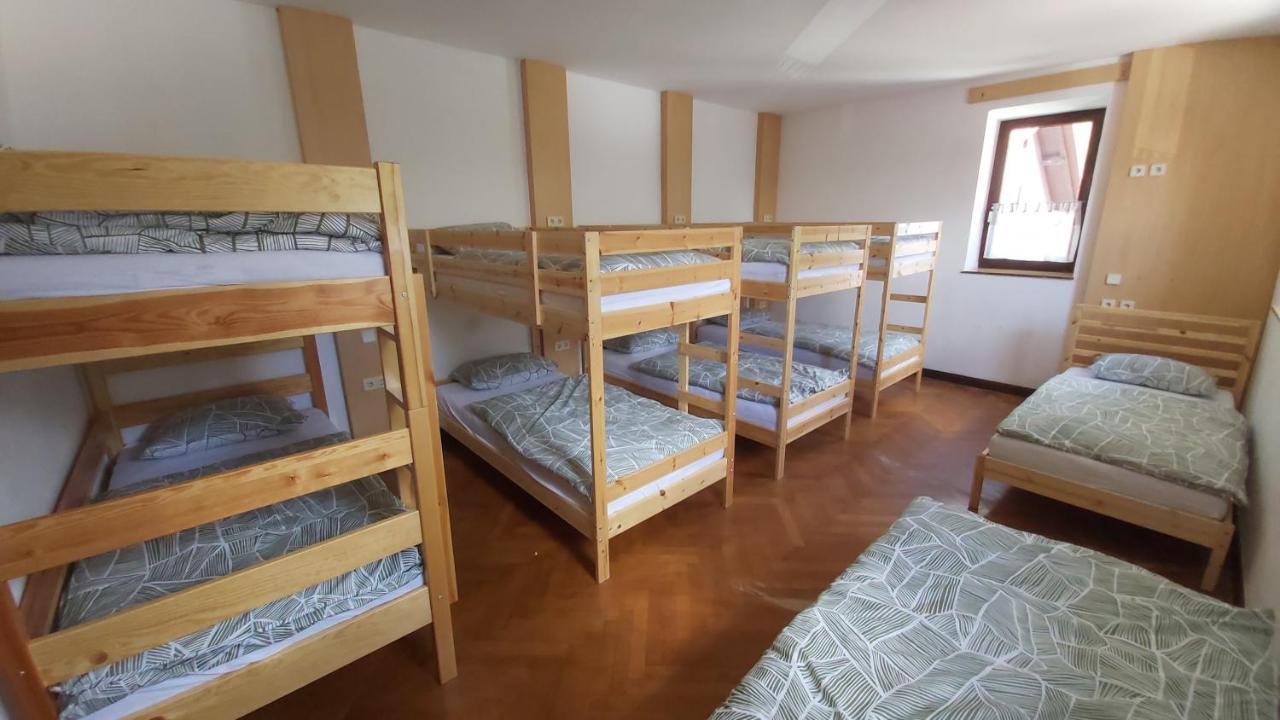 Hostel In Picerija Spajza มอยสตรานา ภายนอก รูปภาพ