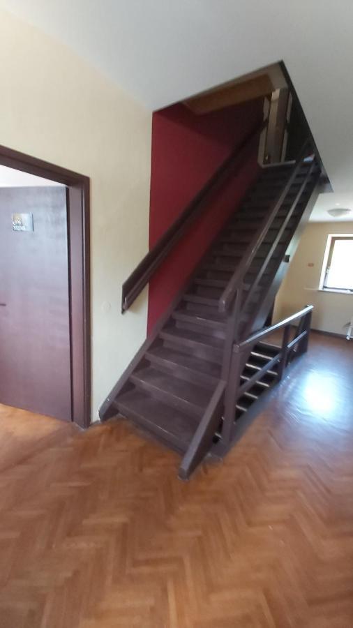 Hostel In Picerija Spajza มอยสตรานา ภายนอก รูปภาพ