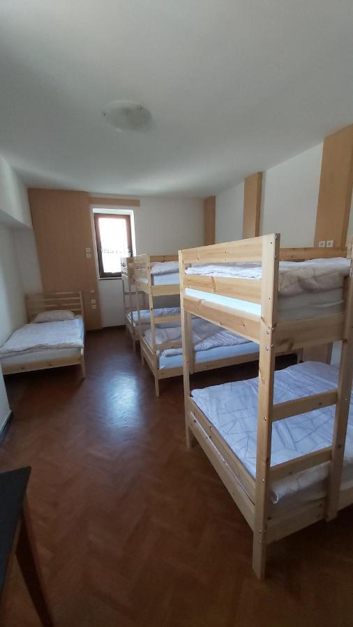 Hostel In Picerija Spajza มอยสตรานา ภายนอก รูปภาพ