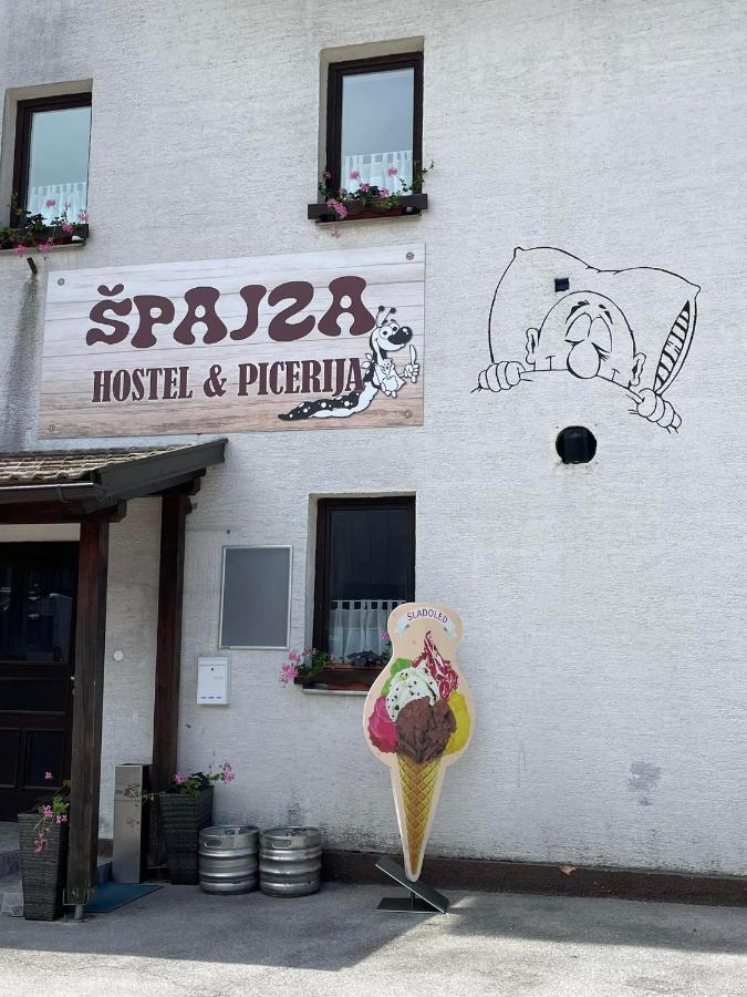 Hostel In Picerija Spajza มอยสตรานา ภายนอก รูปภาพ