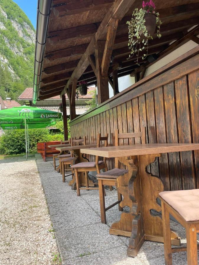 Hostel In Picerija Spajza มอยสตรานา ภายนอก รูปภาพ