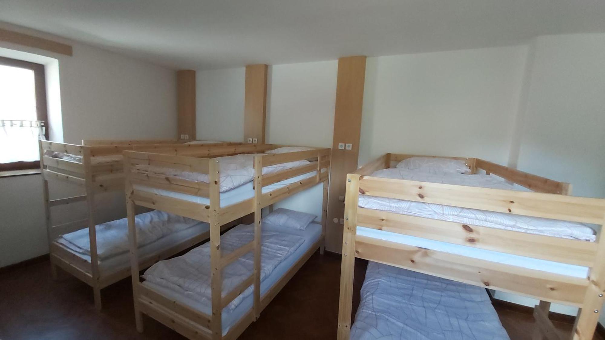 Hostel In Picerija Spajza มอยสตรานา ภายนอก รูปภาพ